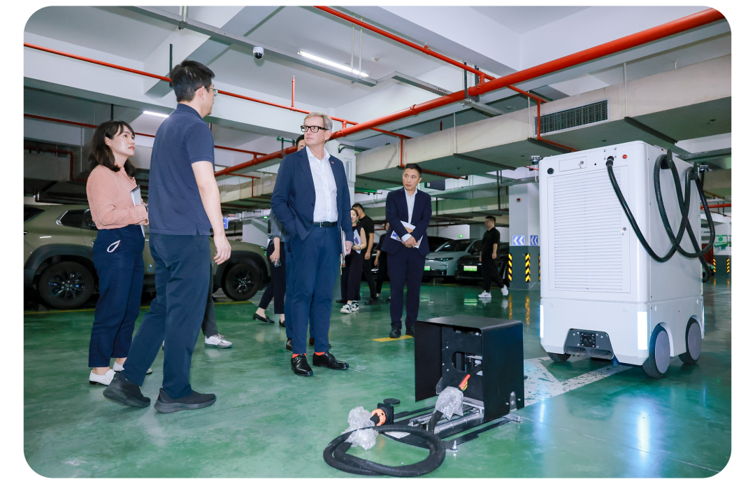Julian Wentzel, Chief Sustainability Officer of HSBC Group, and his management team visited Startway Technology to witness AI redefining the way energy is distributed.